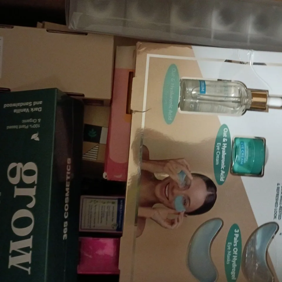 BOX OF APPROXIMATELY 10 ASSORTED GIFT SETS AND COSMETIC ITEMS TO INCLUDE BARBIE, TED BAKER, ETC - COLLECTION ONLY