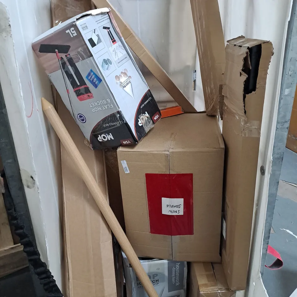 APPROXIMATELY 15 ASSORTED HOUSEHOLD ITEMS TO INCLUDE GARDEN PARASOL, FLAT MOP AND BUCKET SET AND BEDDING