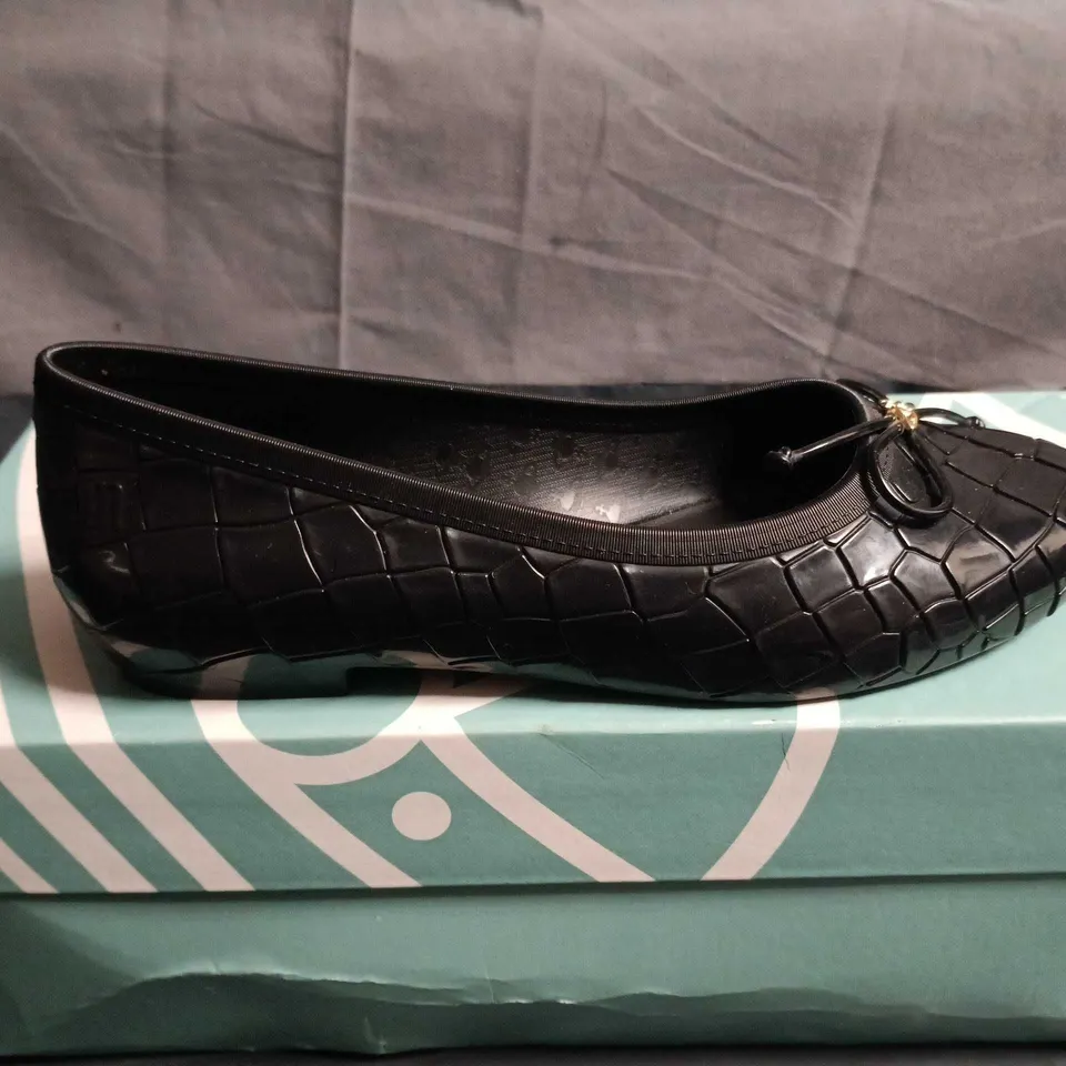 BOXED PAIR OF MELISSA X VIVIENNE WESTWOOD ANGLOMANIA BLACK QUILTED BALLET FLATS – UK 5.5
