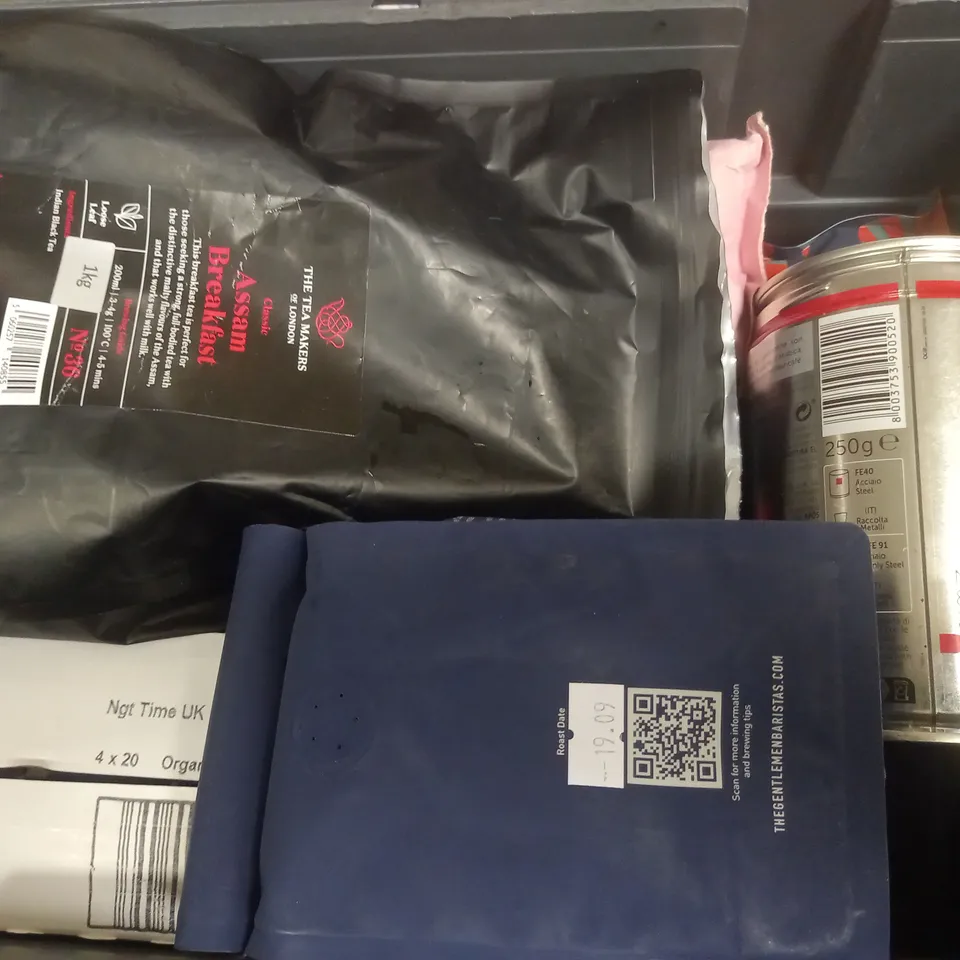 BOX OF APPROX 10 ASSORTED FOOD ITEMS TO INCLUDE - ILLY CLASSICO COFFEE - GRIND GOUSE BLEND DECAF - GENTLEMEN BARISTAS GATSBY ECT