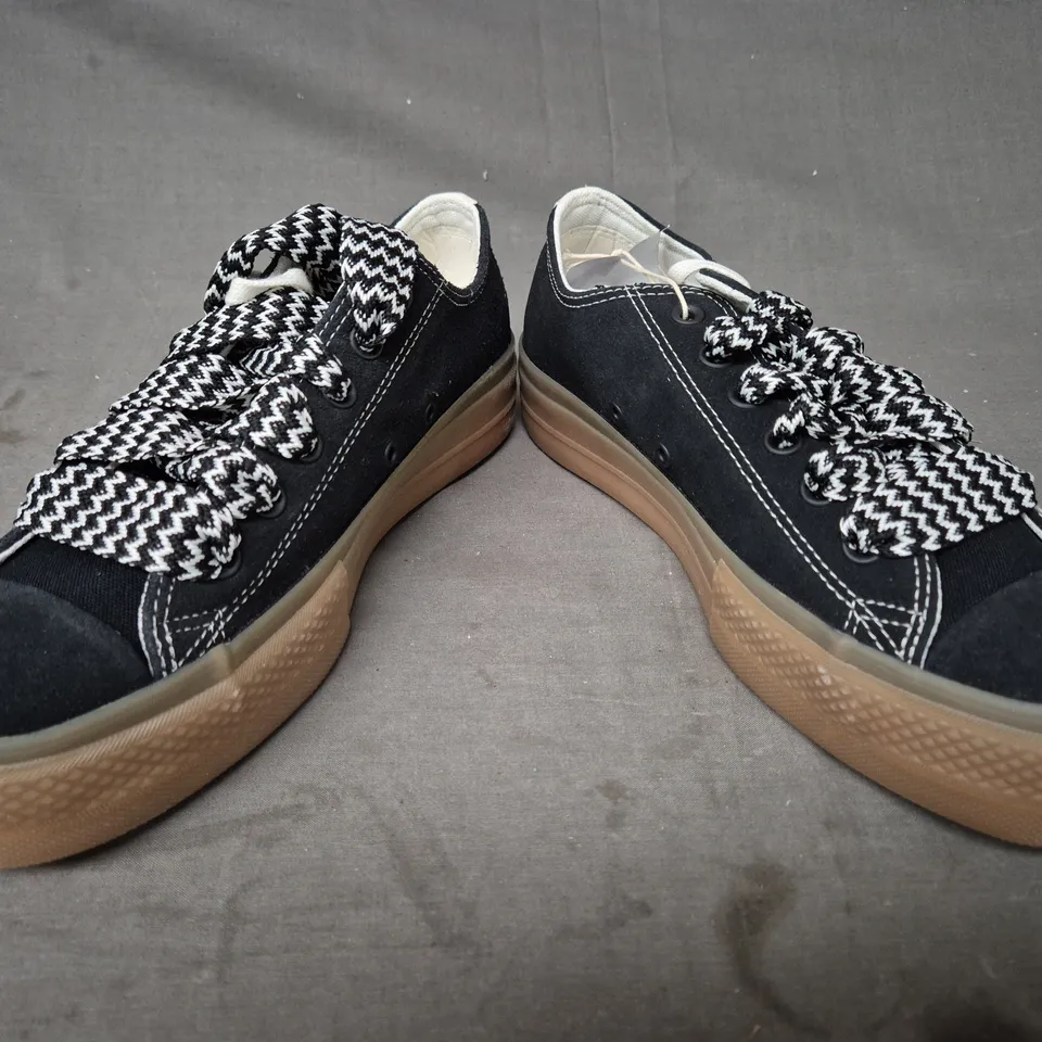 BOXED PAIR OF CONVERSE WOMEN'S SHOES IN BLACK UK SIZE 6.5