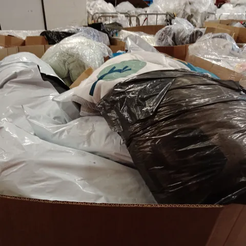 PALLET CONTAINING A LARGE QUANTITY OF PILLOWS