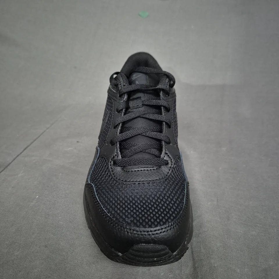 BOXED PAIR OF NIKE AIR MAX SC TRAINERS IN BLACK - UK SIZE 3.5