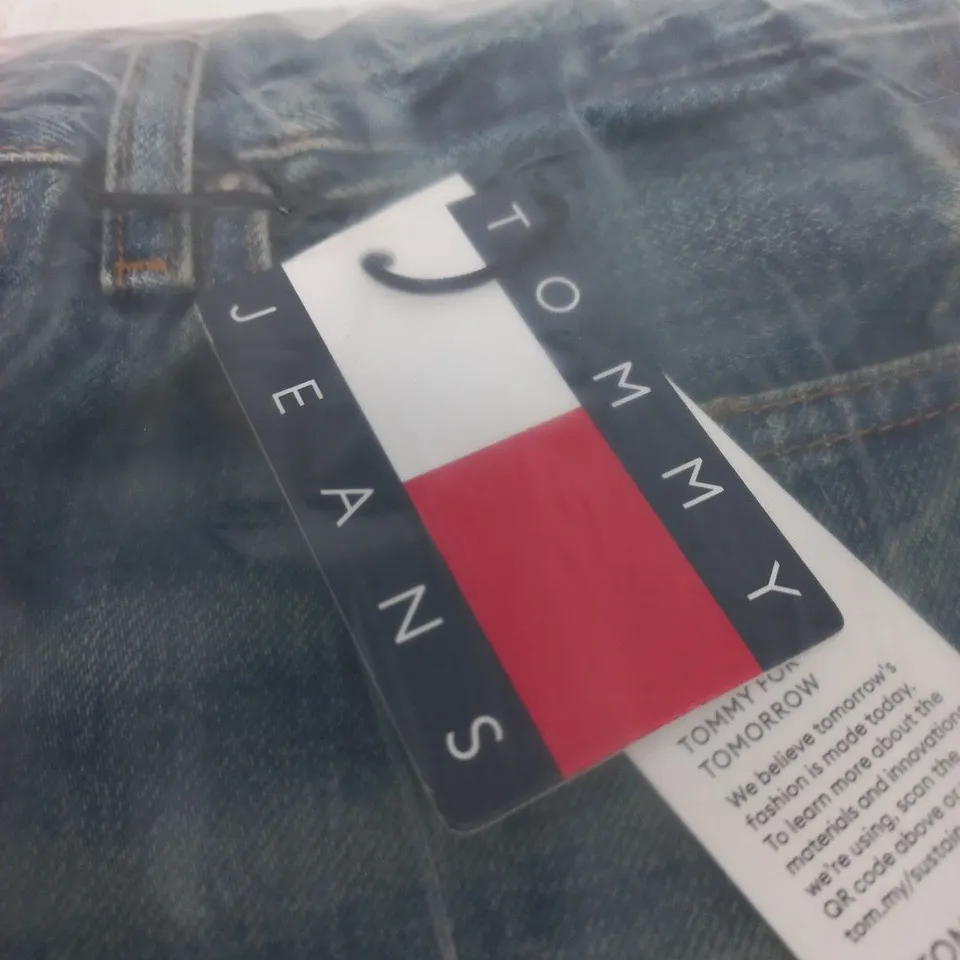 TOMMY JEANS ELLA MID RISE BARREL JEANS – FADED BLUE, W27/L30