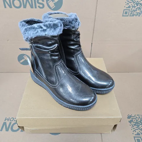 JO & JOE JADE BOOTS – PEWTER CRINKLE PATENT PU, UK 5