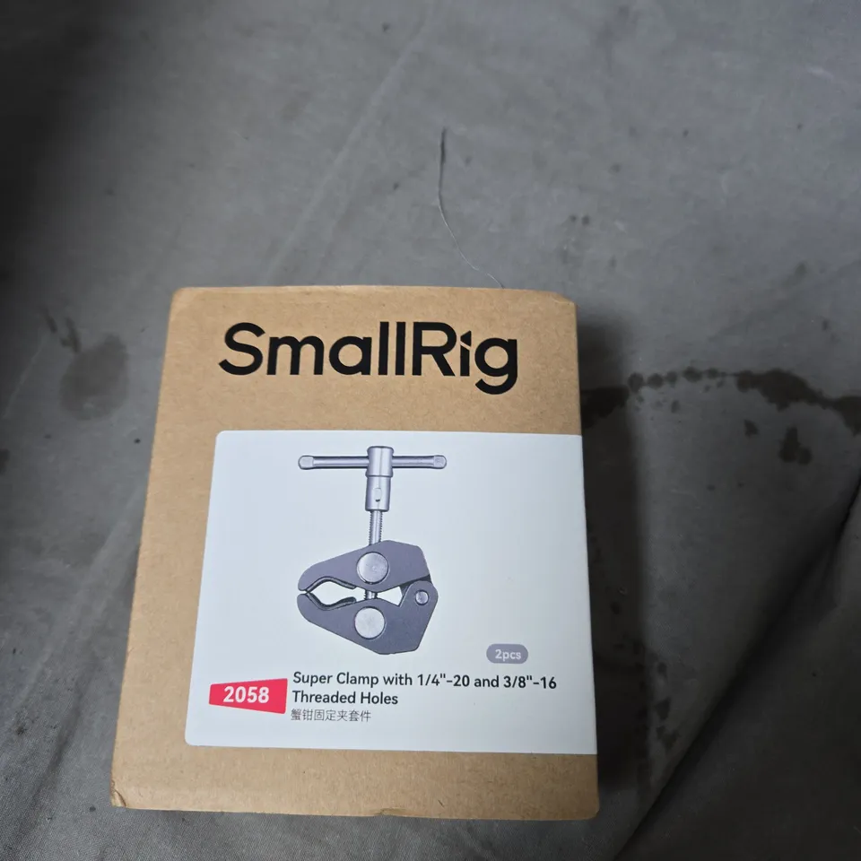 APPROXIMATELY 15 ASSORTED HOUSEHOLD ITEMS INCLUDING DOOR WEDGE ALARM , WINDOW SENSOR AND SMALL RIG 