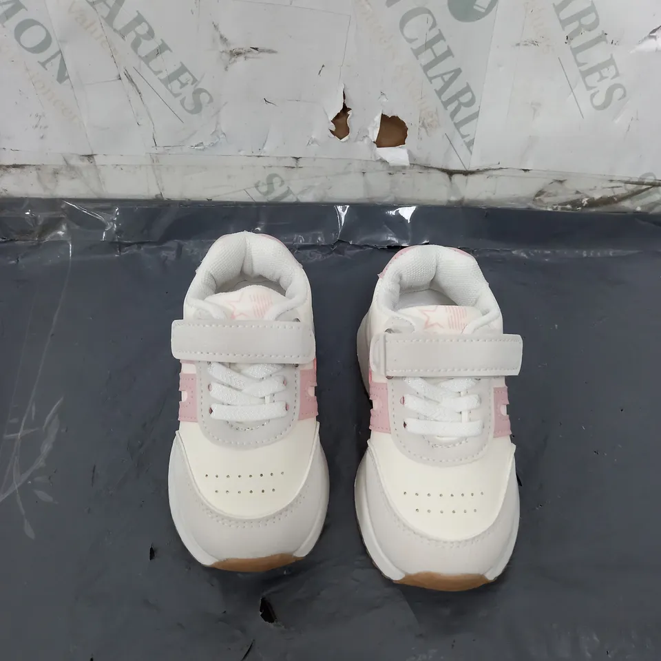 PAIRS OF KIDS TRAINERS IN CREAM/PINK SIZE UE 23