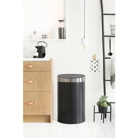 BOXED BRABANTIA FINGERPRINT PROOF TOUCH BIN (1 BOX)