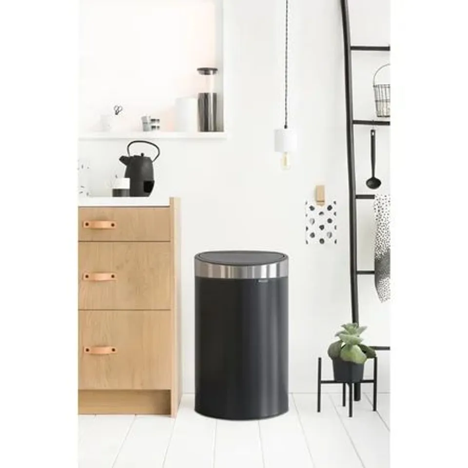 BOXED BRABANTIA FINGERPRINT PROOF TOUCH BIN (1 BOX)