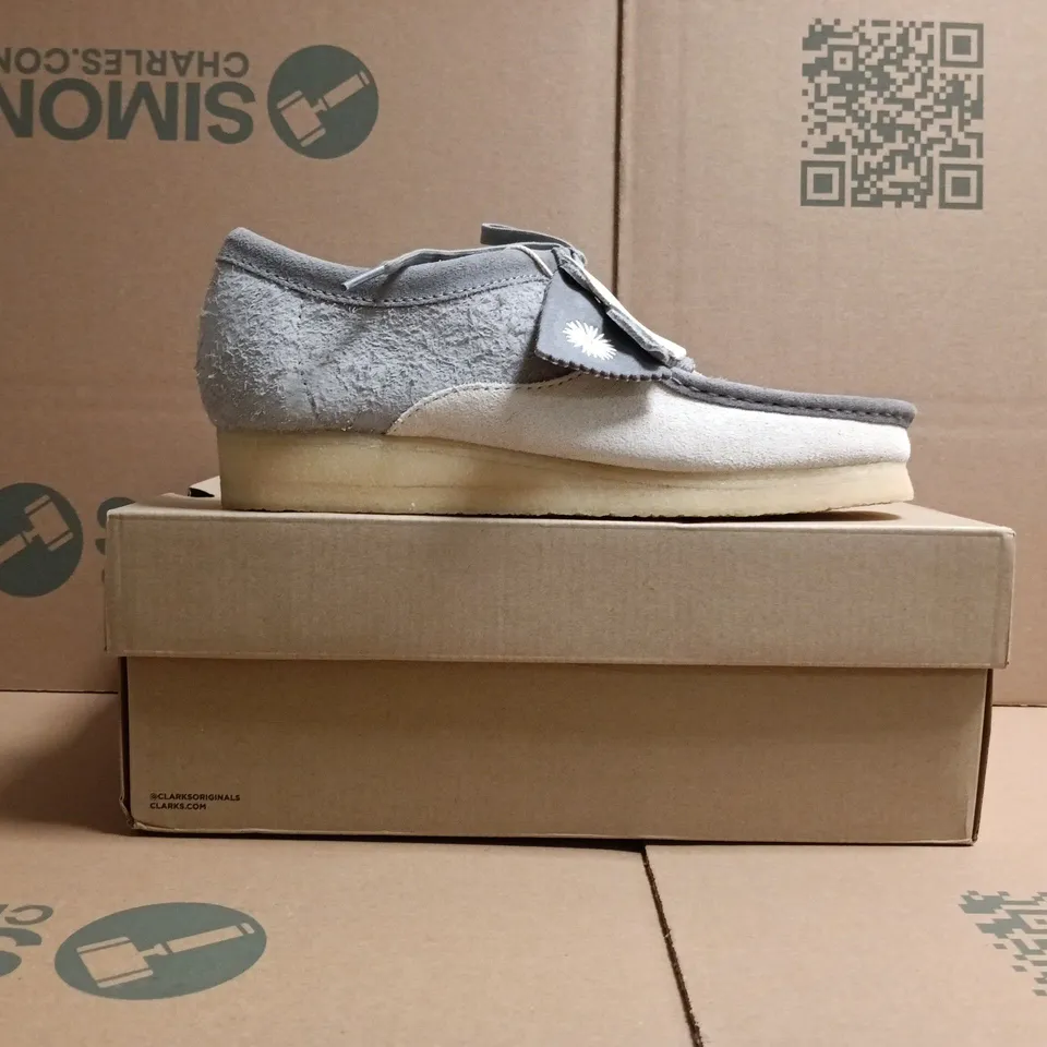 BOXED PAIR OF CLARKS WALLABEE SHOES IN GREY/OFF WHITE SIZE UK 8