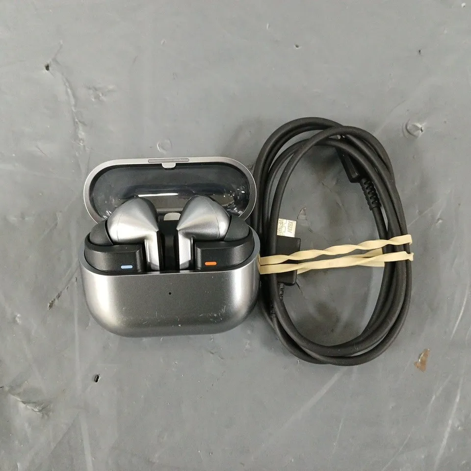 SAMSUNG BUDS3 PRO IN SILVER 