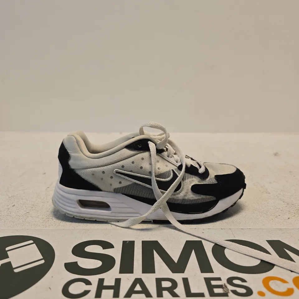 NIKE RUNNING SHOE – WHITE, BLACK & GREY, UK 1.5 (CHILD/YOUTH) – PRE-OWNED