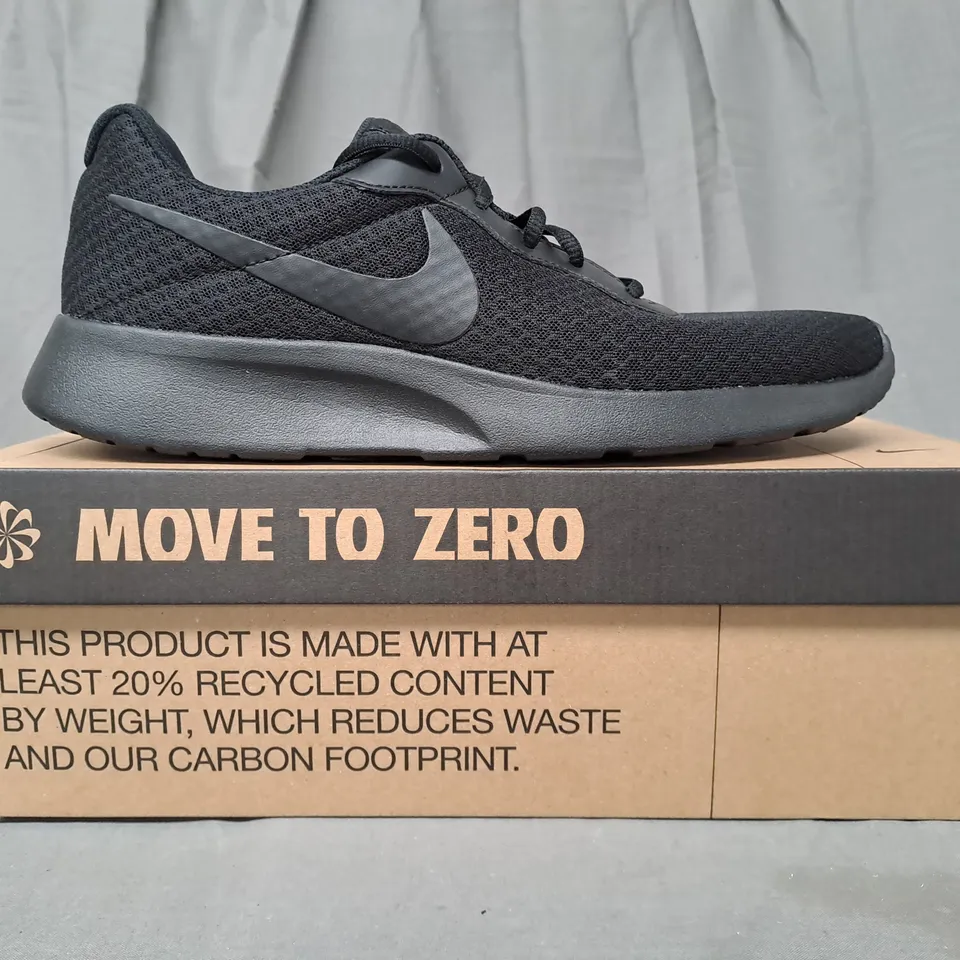 BOXED PAIR OF NIKE TANJUN SHOES IN BLACK UK SIZE 9