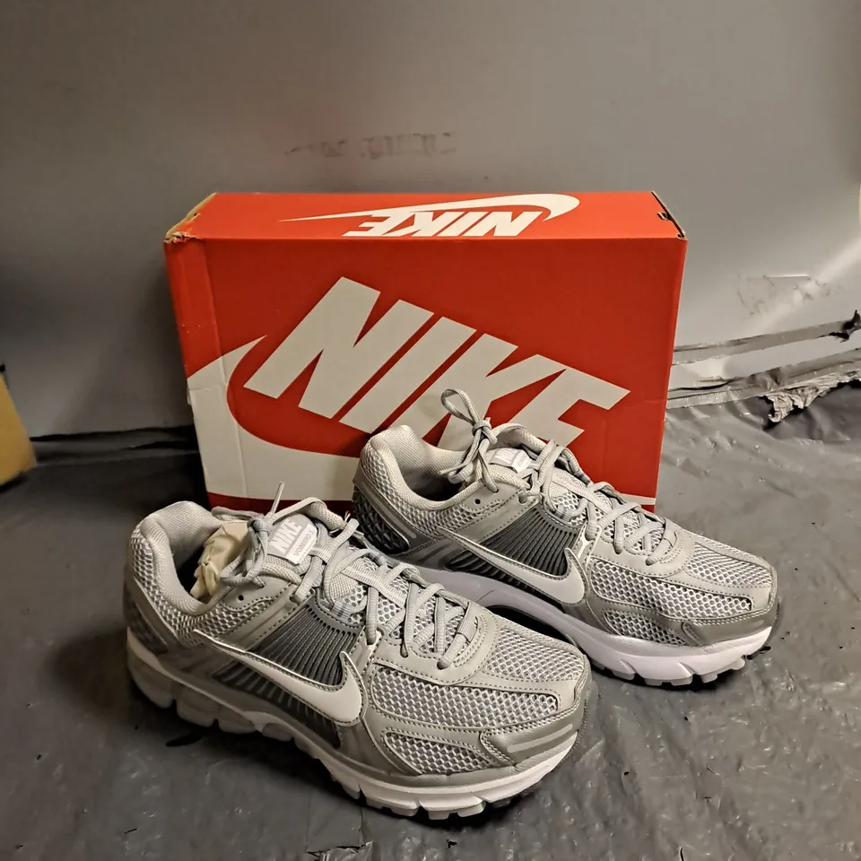 BOXED PAIR OF NIKE ZOOM VOMERO 5 WOLF GREY UK 8.5