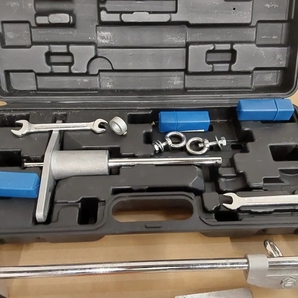 WOODEN DOOR OPENING TOOLKIT (1 ITEM)