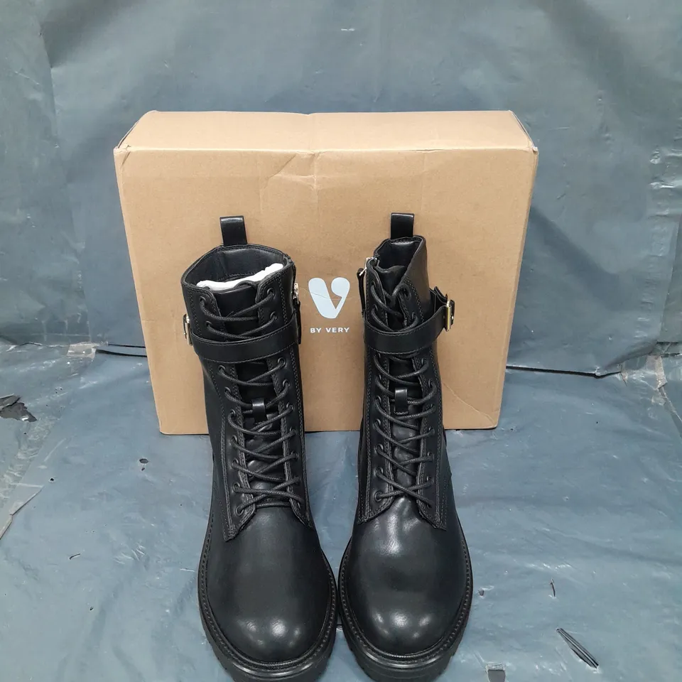 BOXED PAIR OF WIDE FIT ZIP UP LACE BOOTS BLACK UK 6 