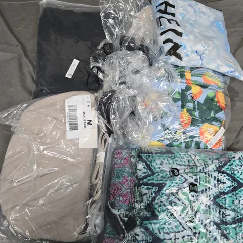 APPROXIMATELY 35 ASSORTED CLOTHING ITEMS IN VARIOUS SIZES, STYLES & COLOURS TO INCLUDE TOPS, BAG, DRESS, ETC - COLLECTION ONLY