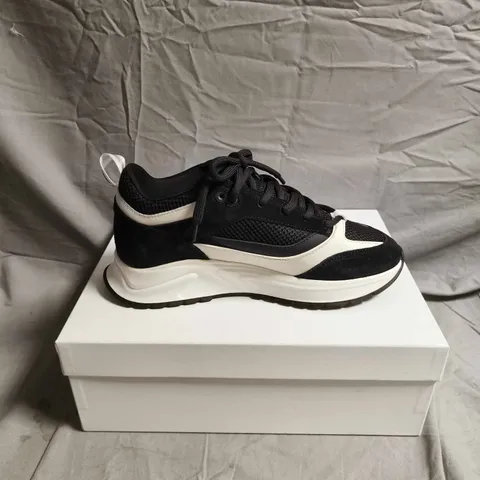 BOXED PAIR OF MENS CLEENS BLACK & WHITE TRAINERS – SIZE 9
