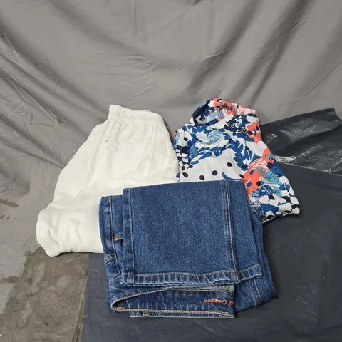 BOX OF APPROXIMATELY 15 ASSORTED ITEMS TO INCLUDE JEANS, WHITE TROUSERS, PATTERNED TOP ETC