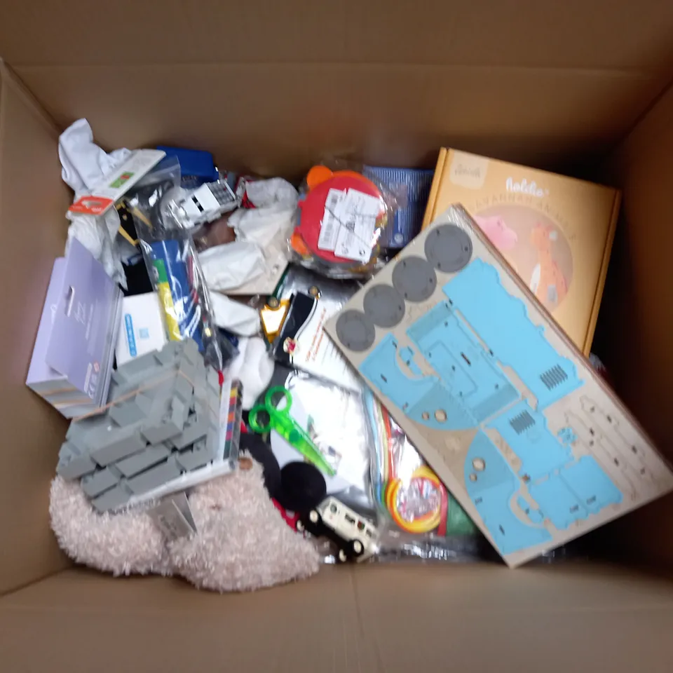 LARGE QAUNTIITY OF ASSORTED TOYS AND GAMES TO INCLUDE TEDDIES, CARD GAMES AND BALL PIT BALLS