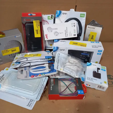 LOT OF APPROX. 20 X ITEMS TO INCLUDE TZUMI DECO SERIES SPEAKER, BLACKWEB POWER BANK, JVC HA-ABT WIRELESS EARBUDS, ONN DIGITAL RADIO, BLACKWEB USB-A TO USB-C CABLE, ETC.