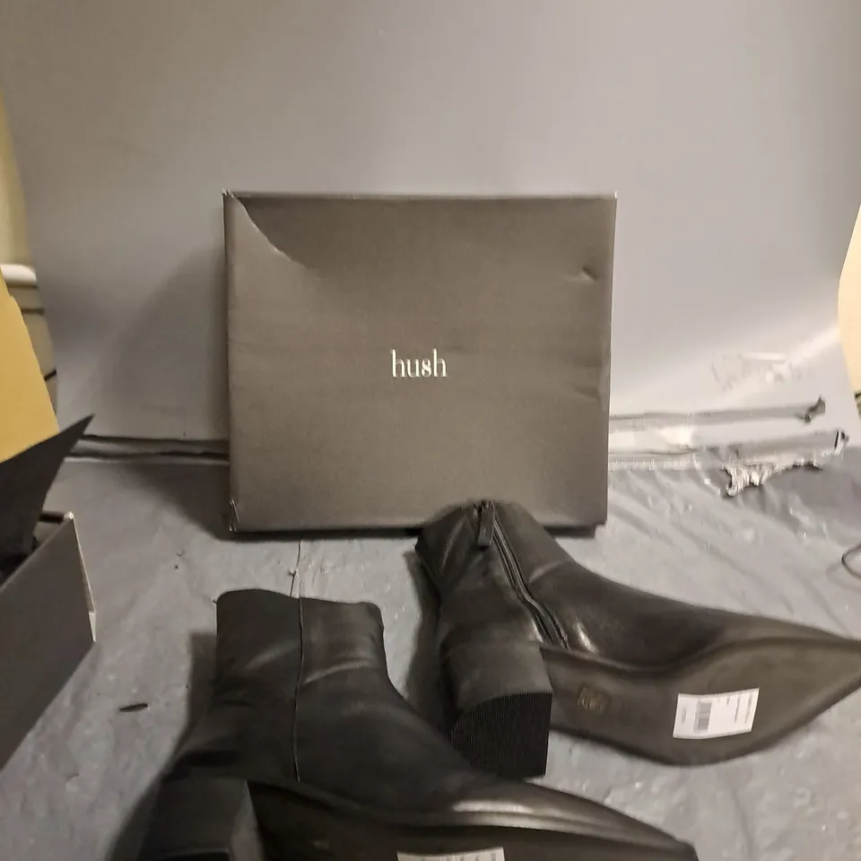 BOXED PAIR OF HUSH TAYLAH ANKLE BOOT BLAKC SIZE 41 