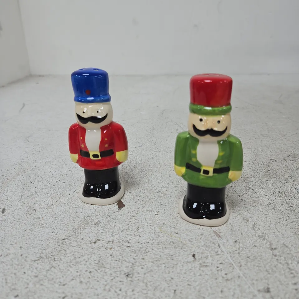 TOTE OF APPROXIMATELY 8 ASSORTED ITEMS TO INCLUDE: MINIATURE MEN SALT AND PEPPER SHAKERS