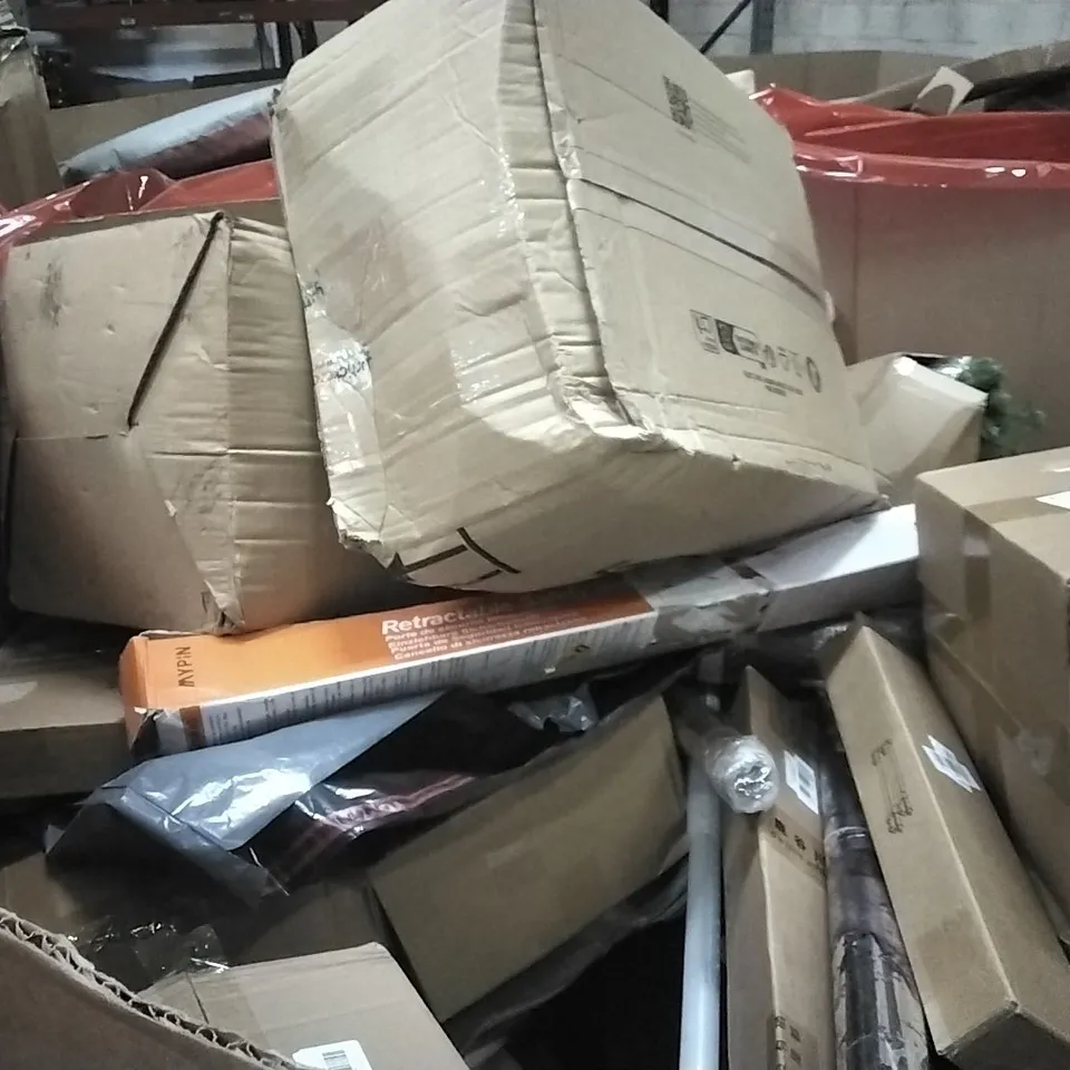 PALLET OF HOUSEHOLD ITEMS TO INCLUDE THEALYN 3 FEET METAL FENCE,DESK MAT,CERAMIC DOG BOWL,RATTAN STAR DECORATION AND OTHER ASSORTED ITEMS...