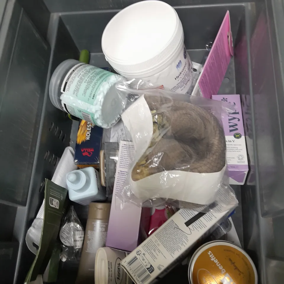 APPROXIMATELY 20 ASSORTED COSMETICS PRODUCTS TO INCLUDE - AVEENO BABY WASH, GLAZE CONDITIONING GLOSS AND CERAVE MOISTURISING CREAM