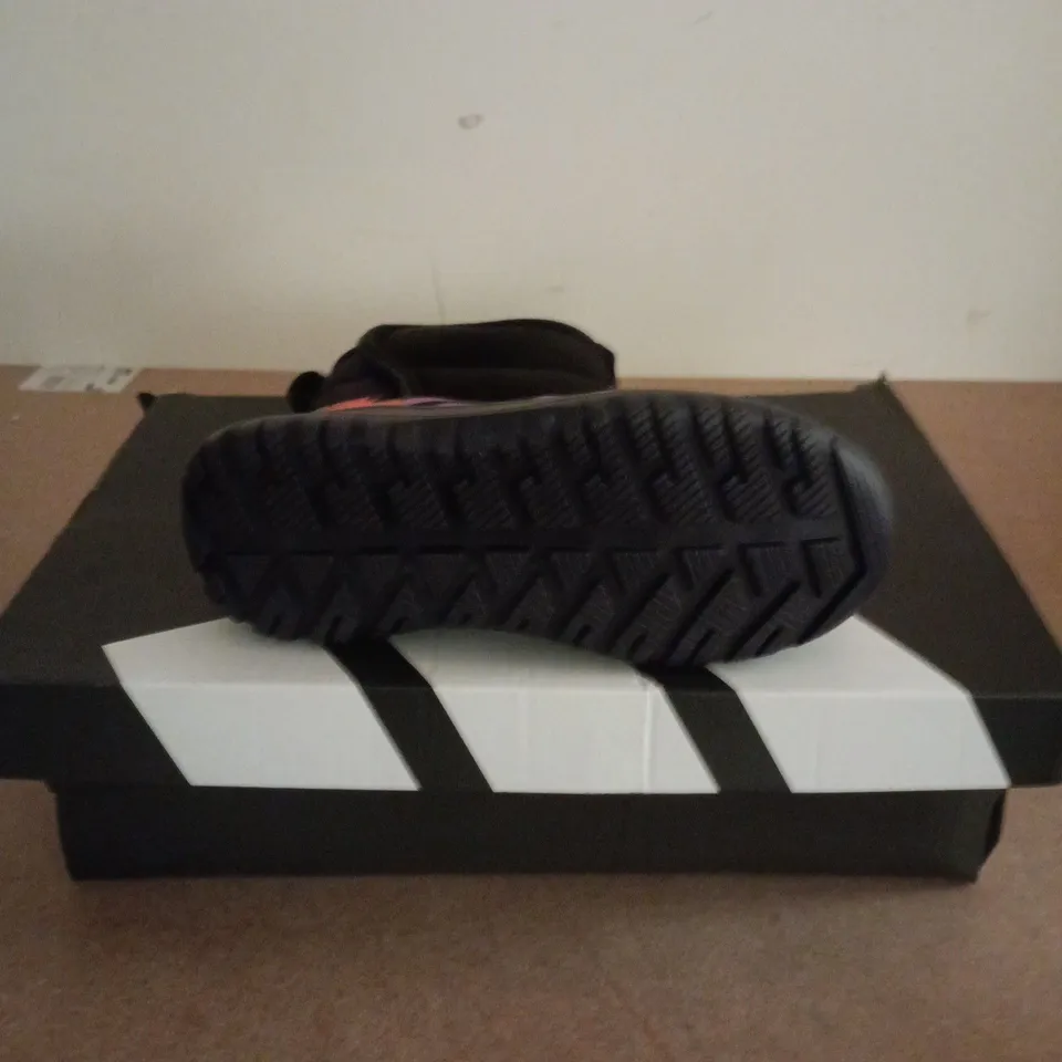 BOXED PAIR OF ADIDAS WINTERPLAY CHILDRENS BOOTS IN BLACK - UK 13.5