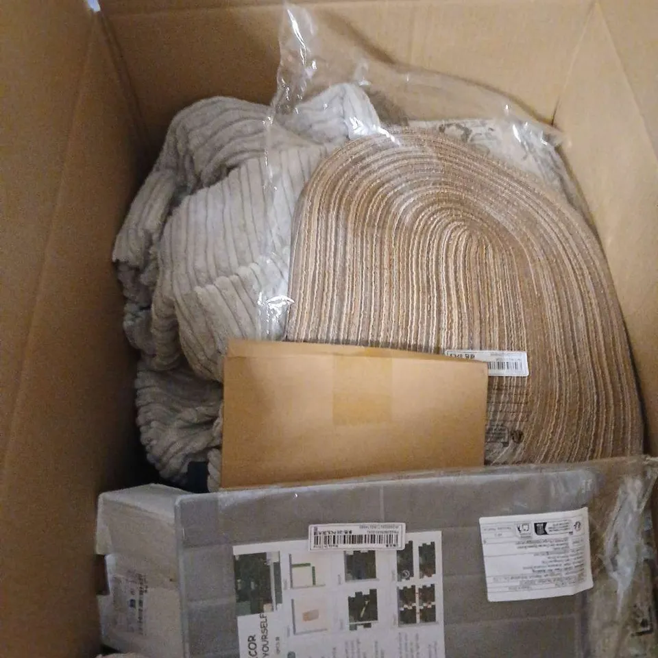 BOX OF ASSORTED HOUSEHOLD ITEMS INCLUDING ENNIS STRIPE OXFORD PILLOW CASE AND BRABANTIA SILICONE DISH DRYING MAT