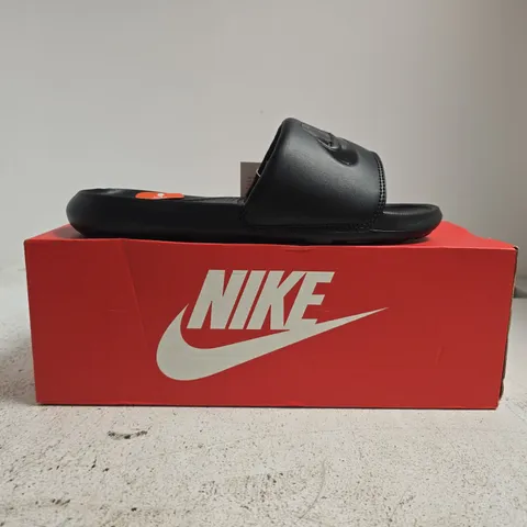 BOXED PAIR OF NIKE VICTORI ONE SLIDERS IN BLACK SIZE UK 8