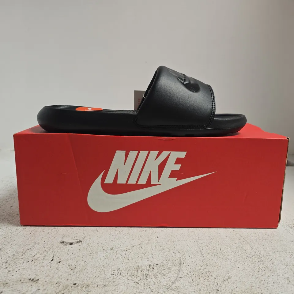 BOXED PAIR OF NIKE VICTORI ONE SLIDERS IN BLACK SIZE UK 8