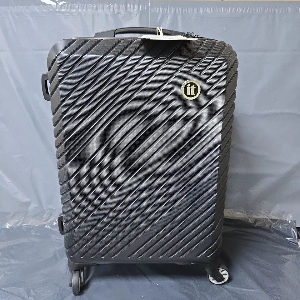 IT LUGGAGE RECLINE BLACK CABIN SUITCASE