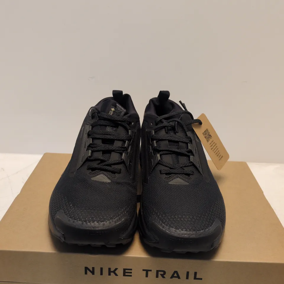 BOXED PAIR OF NIKE PEGASUS TRAIL 5 GTX – SIZE 7.5