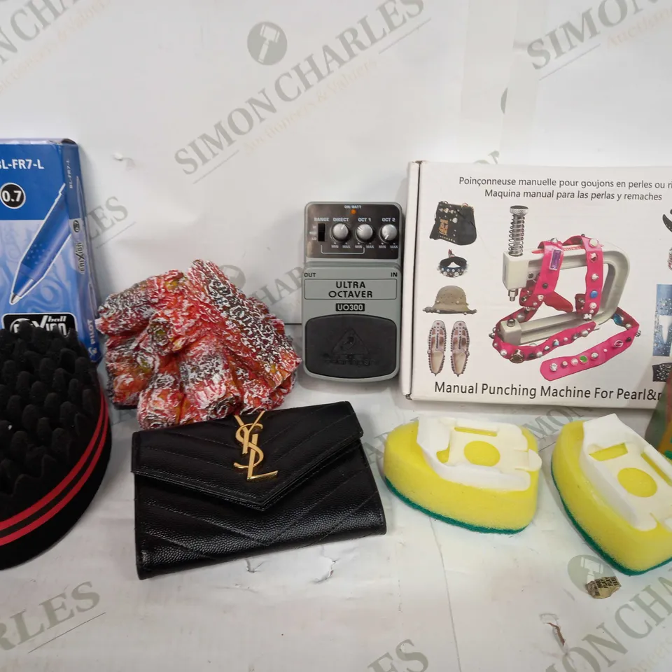 LOT TO CONTAIN APPROX 20 X ASSORTED HOUSEHOLD PRODUCTS, INCLUDES PURSE, SPONGES, PENS ETC