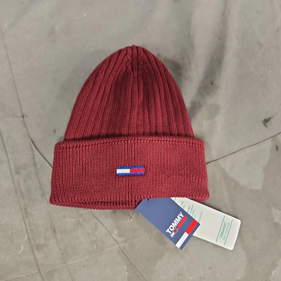 TOMMY JEANS BEANIE HAT IN BURGUNDY 