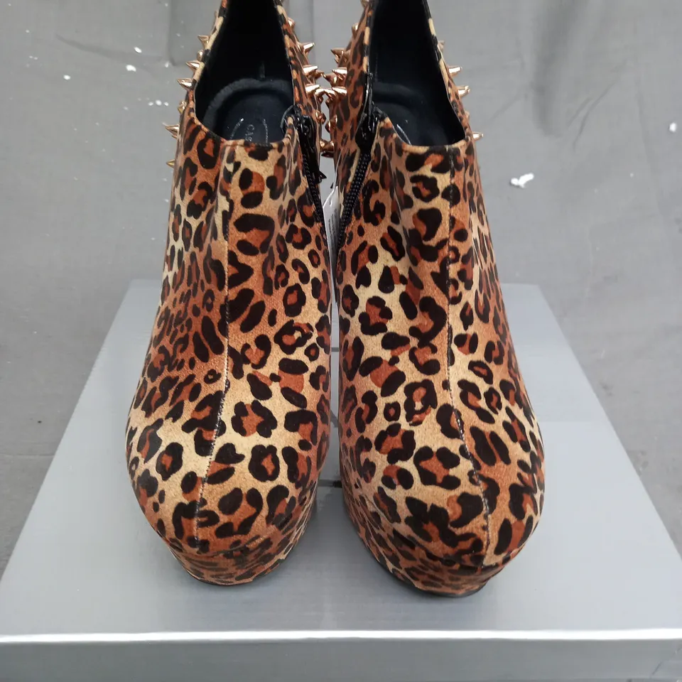 BOX OF APPROXIMATELY 14 BOXED LEOPARD PRINT ZIPPED WEDGED SHOES IN VARIOUS SIZES