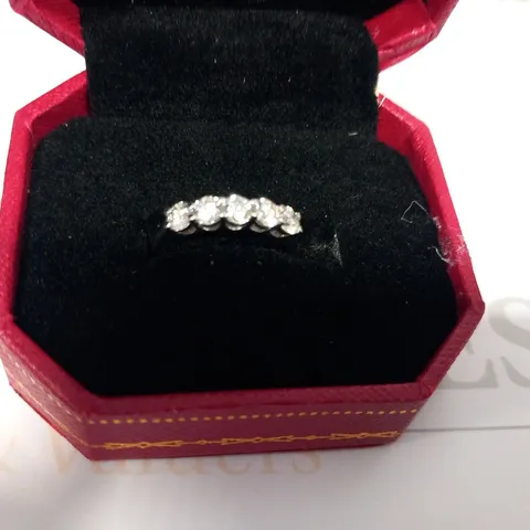 DESIGNER 18CT WHITE GOLD FIVE STONE HALF ETERNITY RING SET WITH DIAMONDS WEIGHING +0.90CT