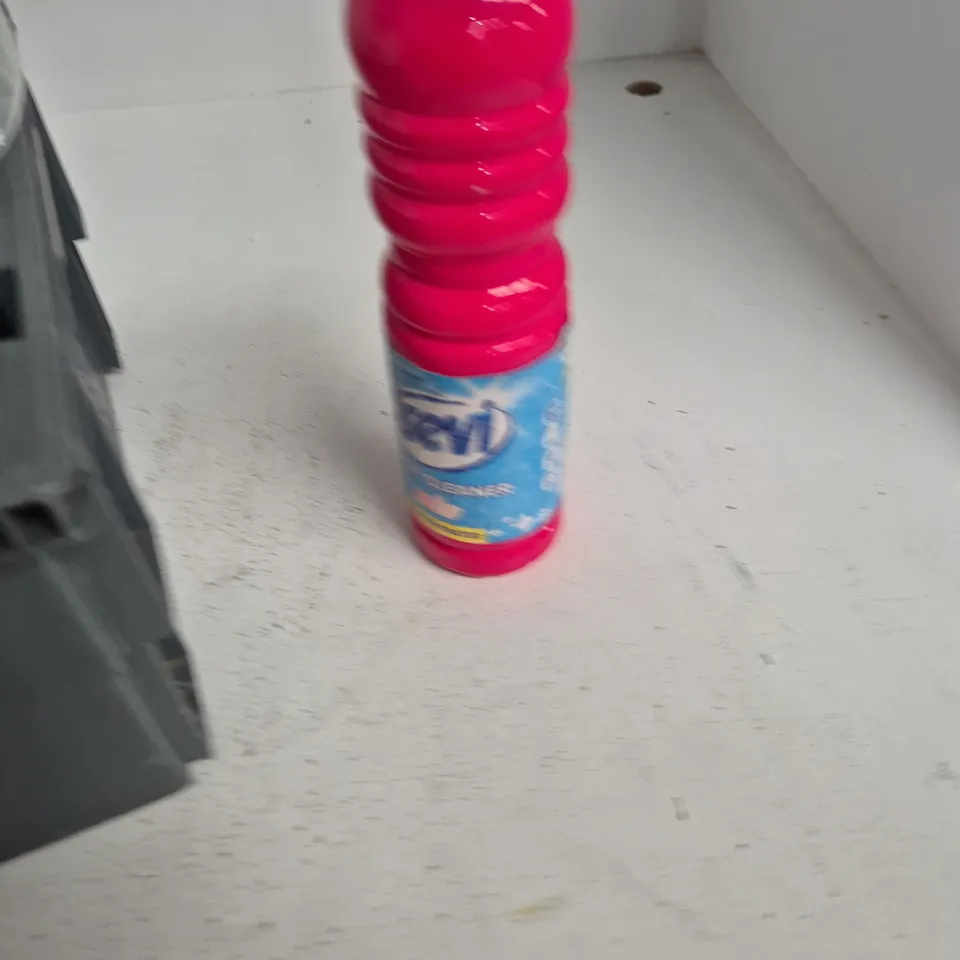 TOTE OF 4 ASSORTED LIQUID TO INCLUDE: ASEVI FLOOR CLEANER