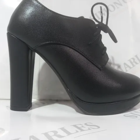 BOXED PAIR OF DESIGNER HIGH BLOCK HEEL LACE UP SHOES IN BLACK EU SIZE 36