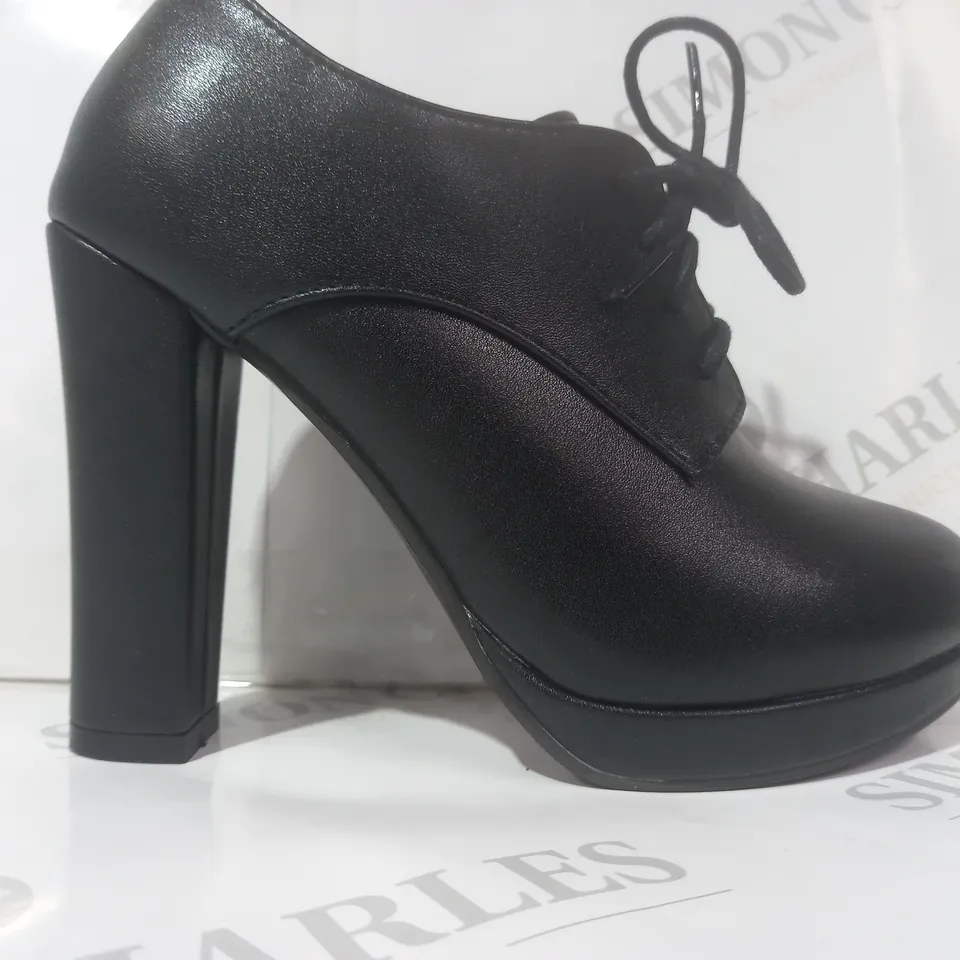BOXED PAIR OF DESIGNER HIGH BLOCK HEEL LACE UP SHOES IN BLACK EU SIZE 36