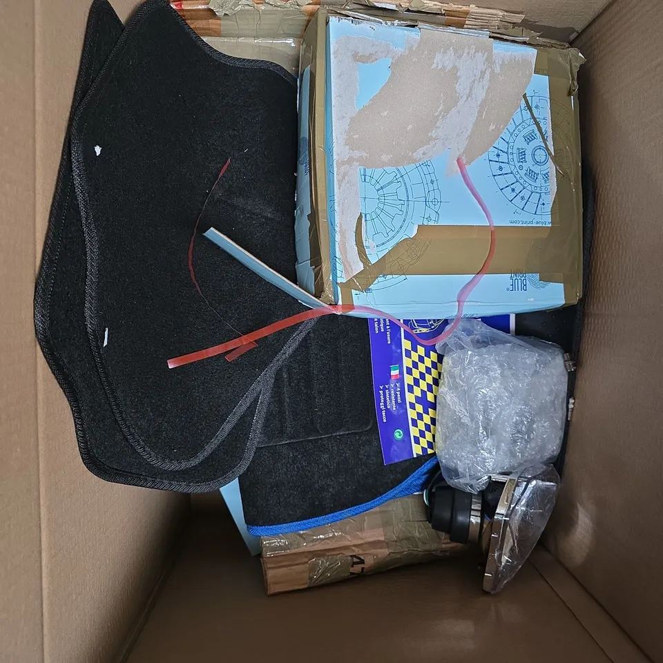 BOX OF ASSORTED ITEMS TO INCLUDE A PAIR OF BLACK CAR FLOOR MATS WITH BLUE EDGING