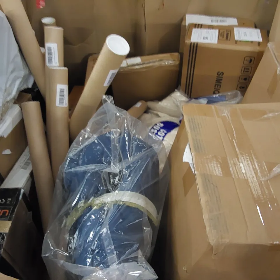 PALLET OF ASSORTED ITEMS INCLUDING: CLOTHES RAIL, SHELVES, DUST SHEET, DOG BED, GOLF HITTING MAT
