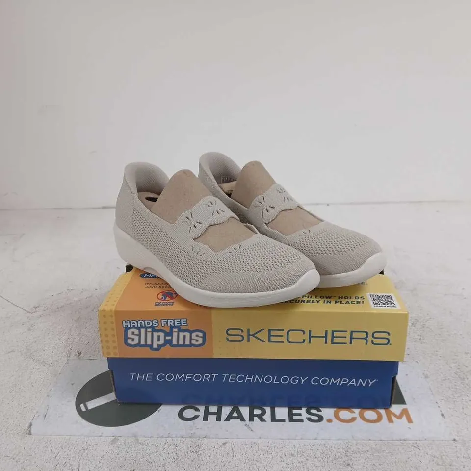 SKECHERS SLIP INS LIGHT GREY SIZE 4 BOXED