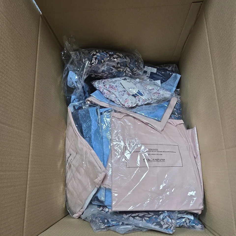 BOX OF APPROXIMATELY 22 X ASSORTED CLOTHING ITEMS TO INCLUDE TAMSY FLORAL PATTERN TOP ETC