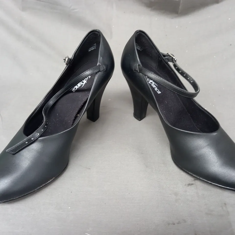 BOXED PAIR OF SO DANCA CLOSED TOE HEELED SHOES IN BLACK UK SIZE 7.5