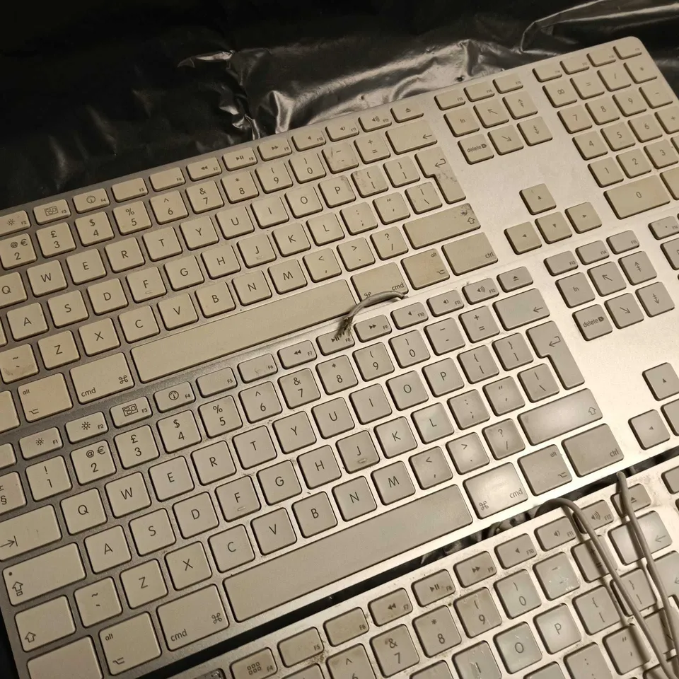 LOT OF 4 WIRED APPLE KEYBOARDS 