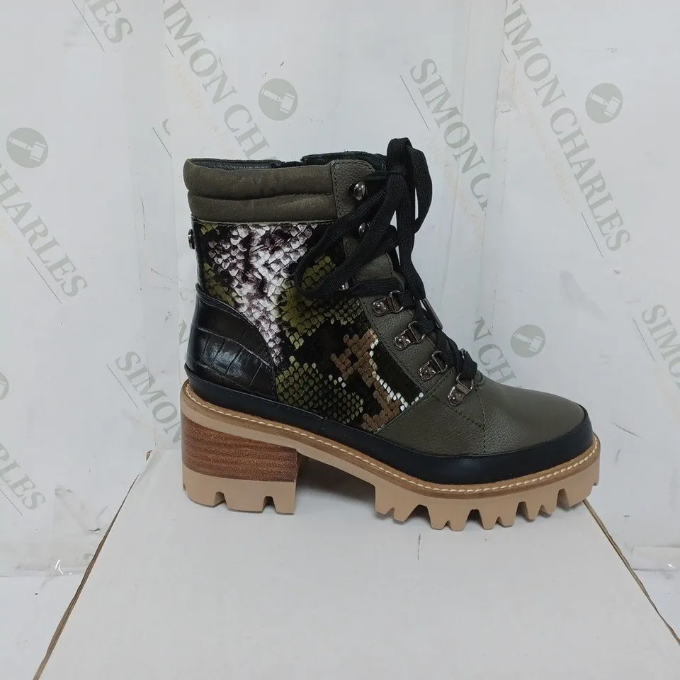 BOXED PAIR OF MODA IN PELLE CASSIDIE HIKING BOOTS IN KHAKI SIZE 6 