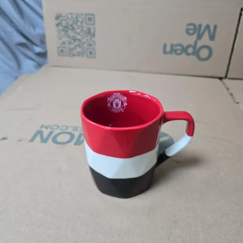 MANCHESTER UNITED CERAMIC MUG – RED INTERIOR, COLOUR-BLOCK DESIGN WITH CREST – BOXED